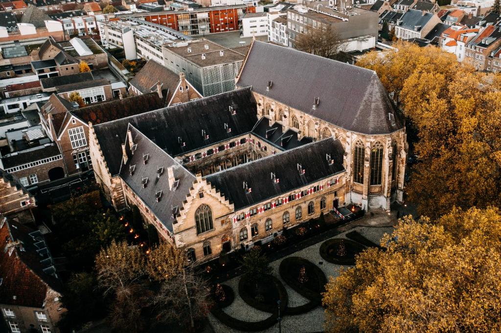 Gothic nave of the Crosier church in Maastricht with the free-standing hotel structure inside