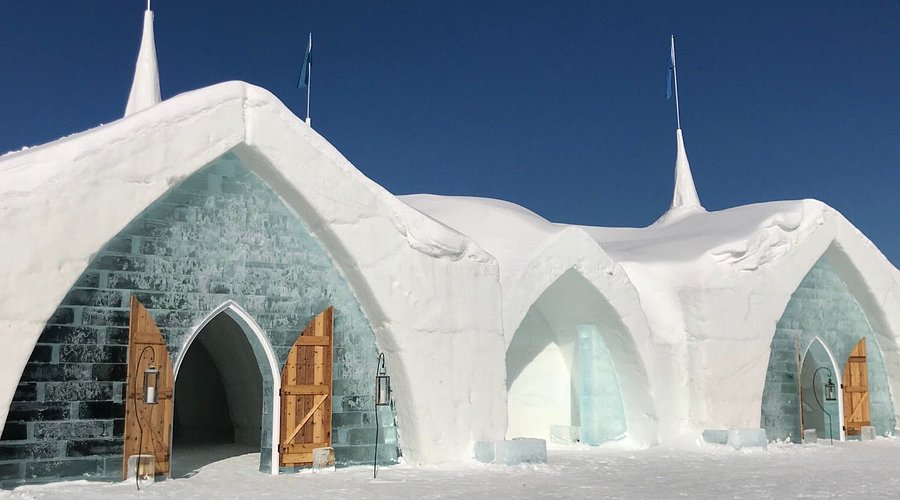 Packed snow vault of a room at the Hôtel de Glace near Québec City